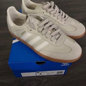 NEW NEVER WORN ADIDAS ORIGINAL WOMENS SAMBAS